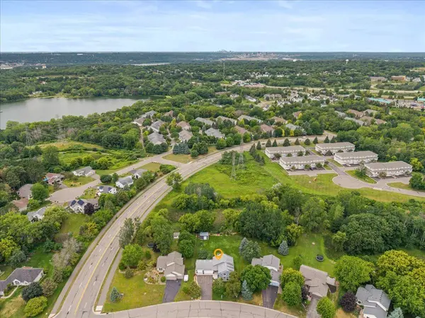 2870 Jordan DR, Woodbury, MN 55125