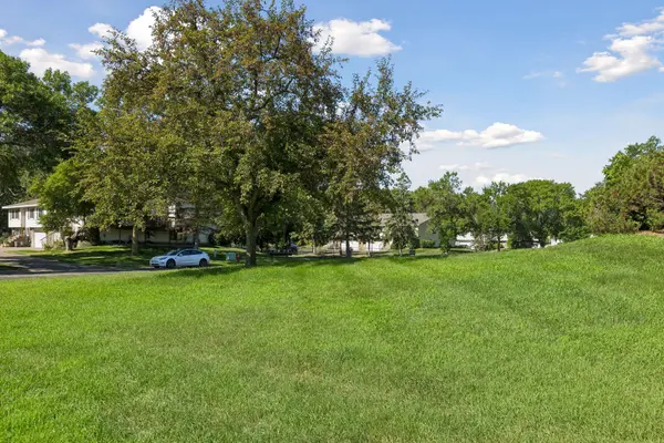 4235 Bridgewood TER, Vadnais Heights, MN 55127