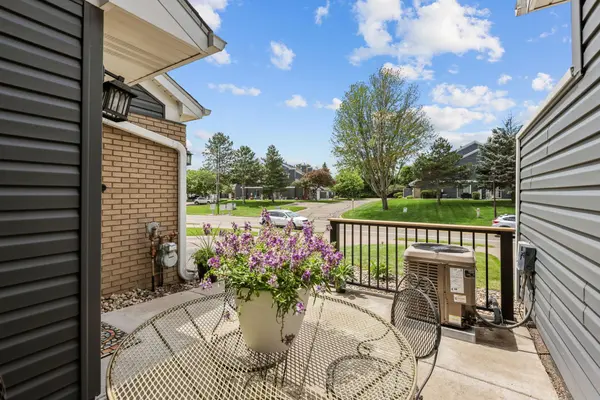 1795 Donegal DR #8, Woodbury, MN 55125