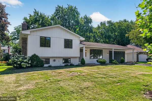 2265 Lamplight DR, Woodbury, MN 55125
