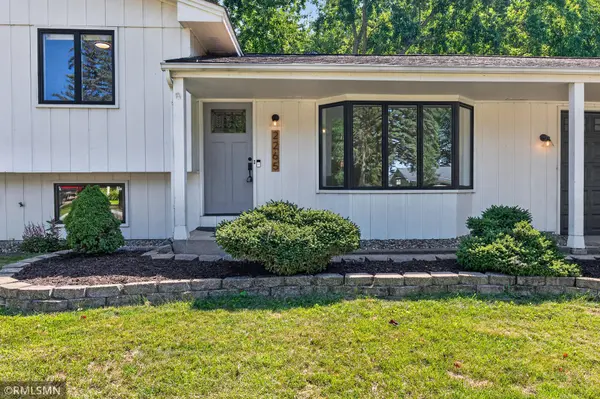 2265 Lamplight DR, Woodbury, MN 55125