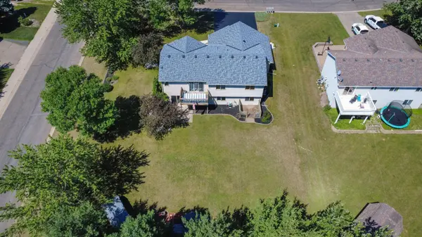 402 12th AVE NW, Isanti, MN 55040