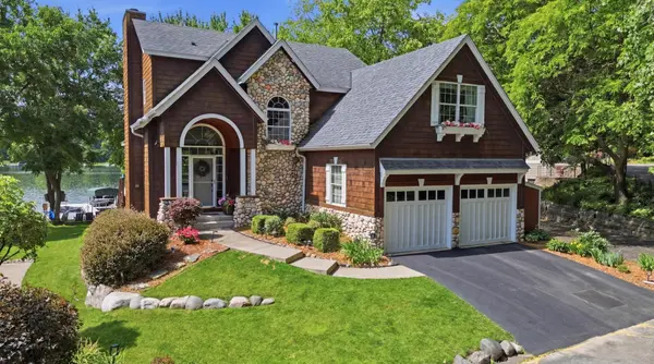 9247 Lake Riley BLVD, Chanhassen, MN 55317