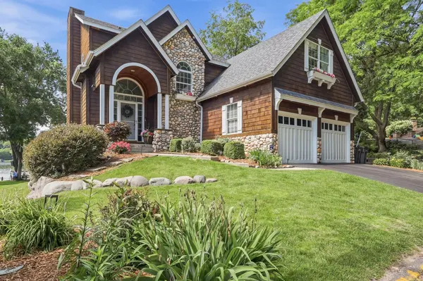 9247 Lake Riley BLVD, Chanhassen, MN 55317
