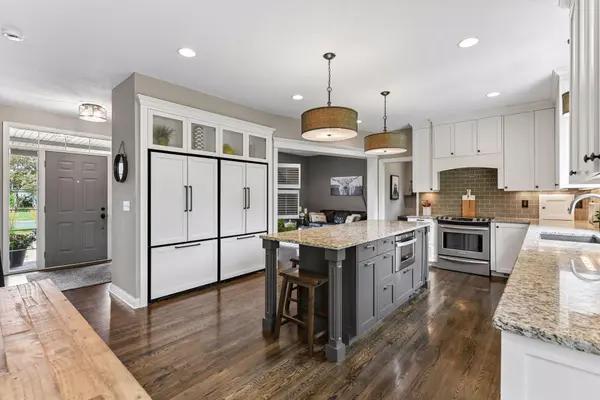 9113 Sunnyvale DR, Chanhassen, MN 55317