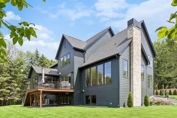 2980 Washta Bay CT, Chanhassen, MN 55331