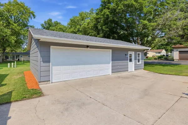 612 Lynn RD SW, Hutchinson, MN 55350