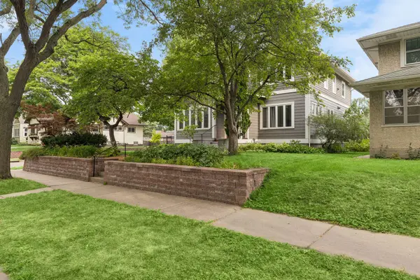 1697 Stanford AVE, Saint Paul, MN 55105