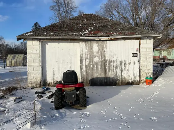 108 N West ST, Ceylon, MN 56121
