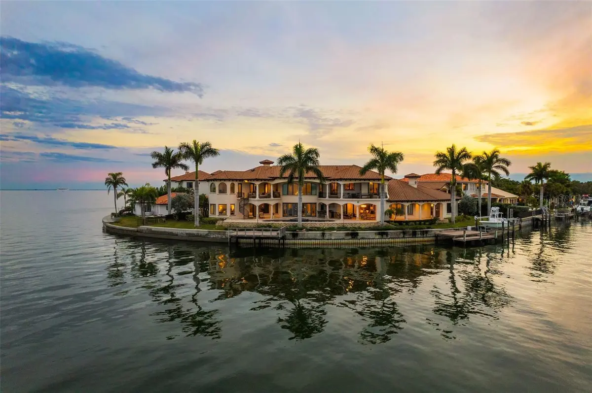 2093 CAROLINA AVE NE, St Petersburg, FL 33703