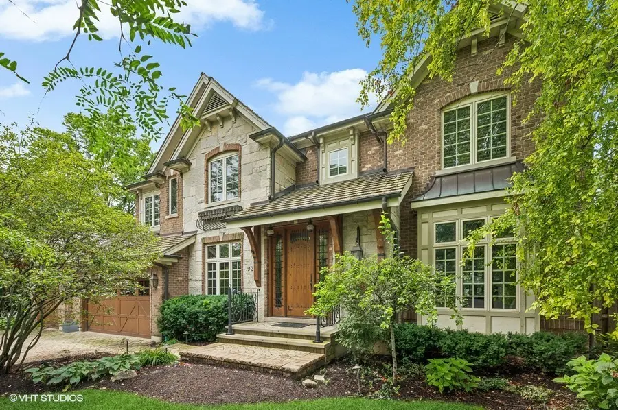 921 Huckleberry LN, Glenview, IL 60025