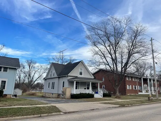 416 W Chestnut ST, Burlington, WI 53105