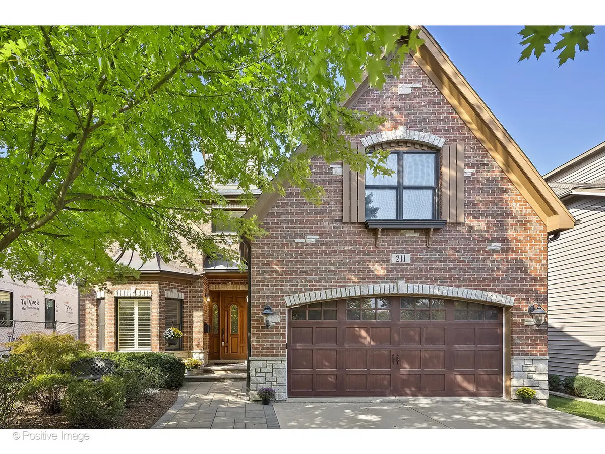 211 N West ST, Naperville, IL 60540