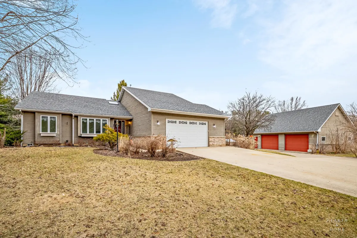 1618 Breezy Lawn RD, Spring Grove, IL 60081