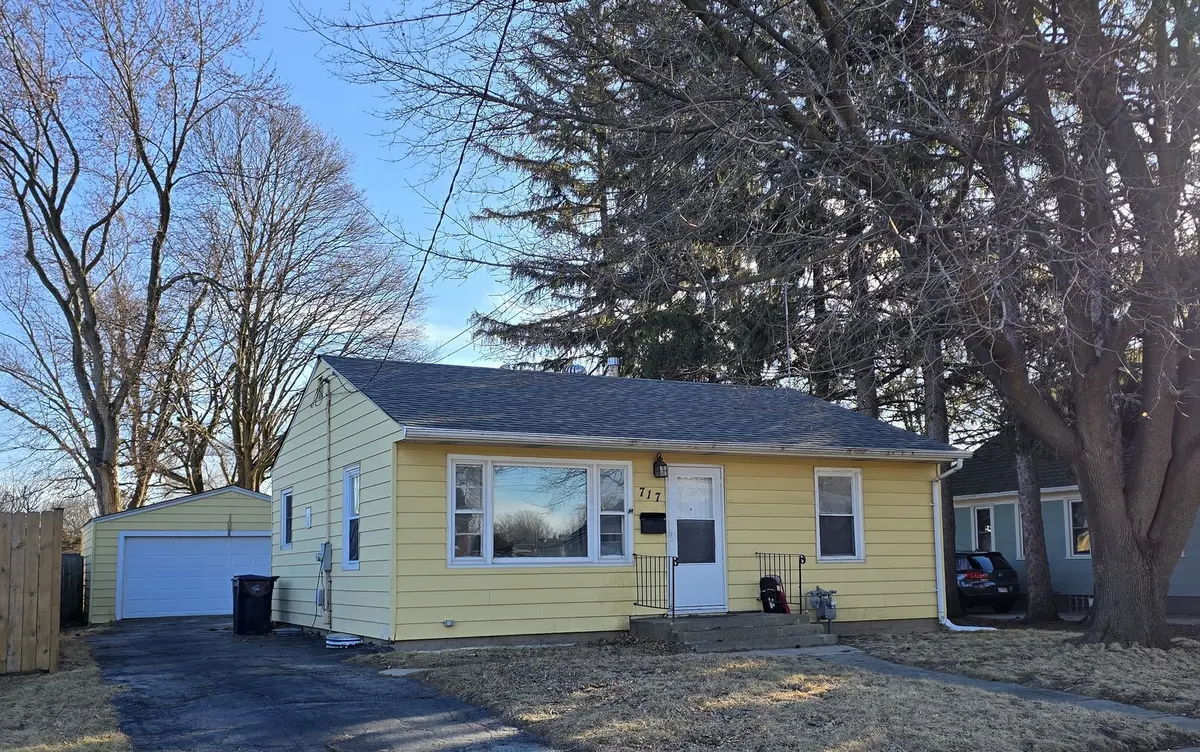 717 Bluff City BLVD, Elgin, IL 60120