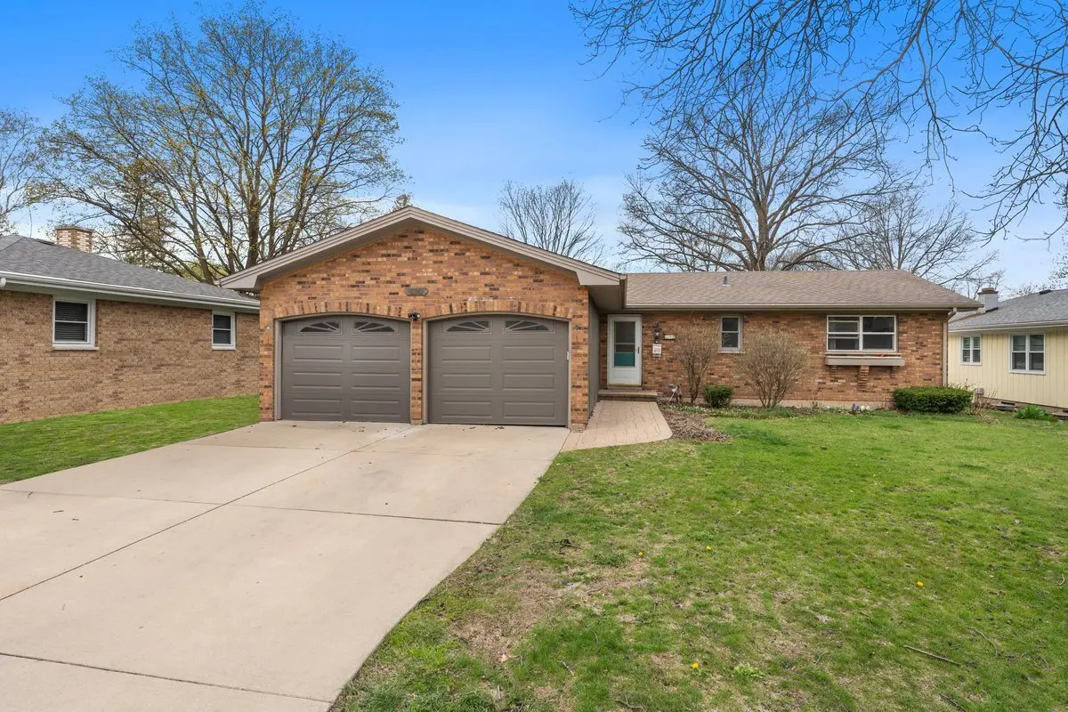 690 Carlton DR, Elgin, IL 60120