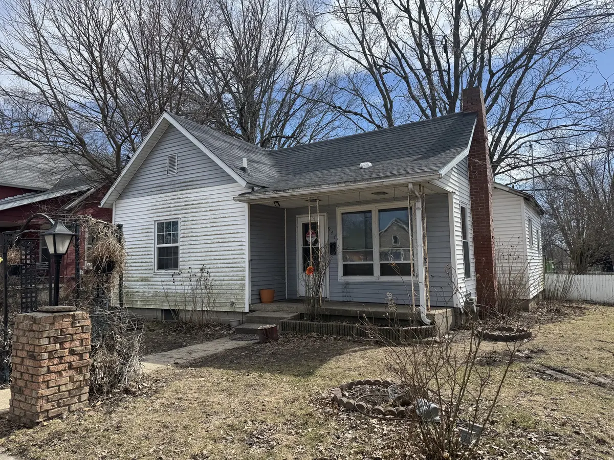 944 E Walnut ST, Canton, IL 61520