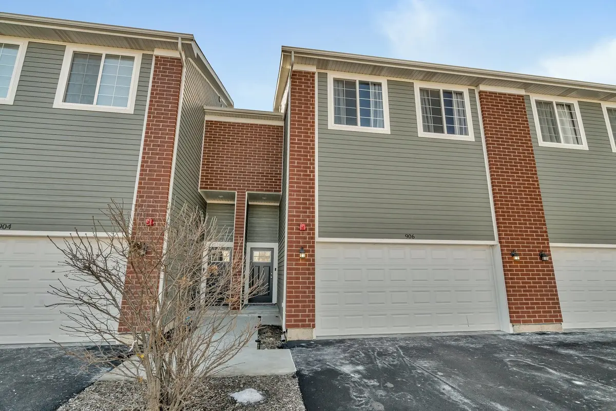 906 Gillespie LN, Yorkville, IL 60560