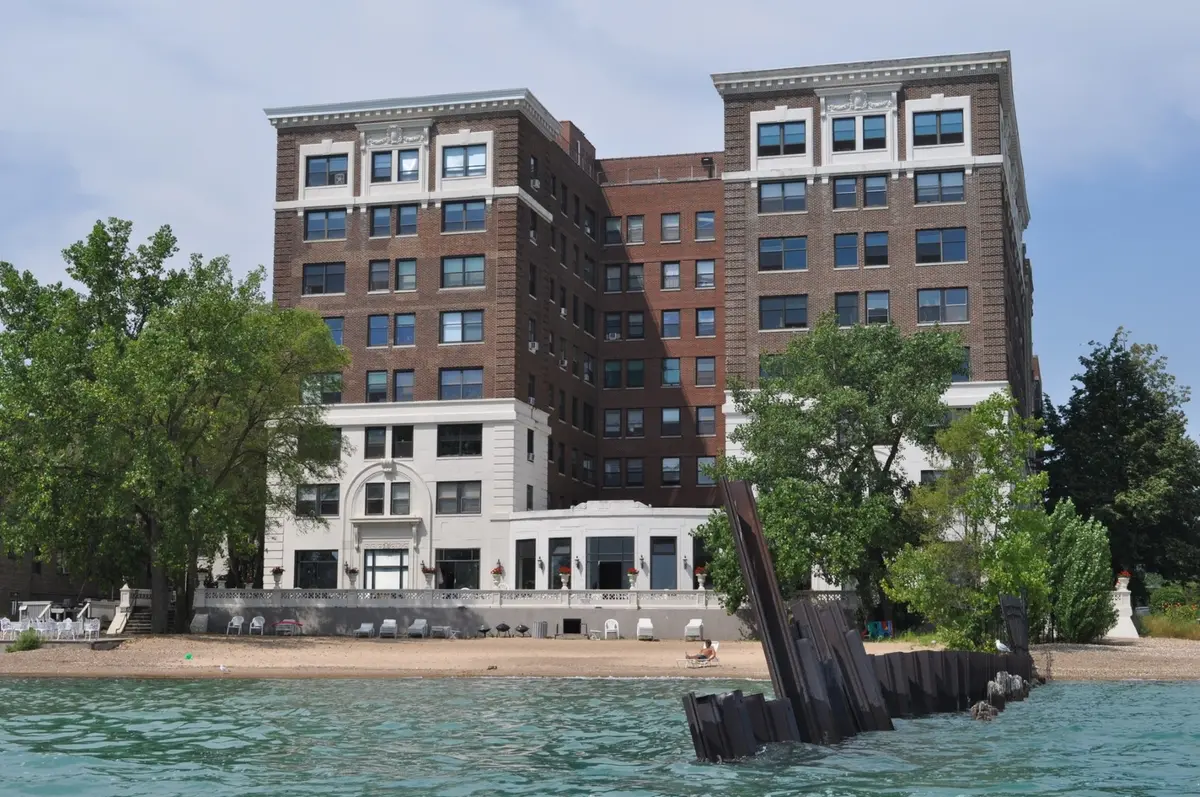 1205 W Sherwin AVE #811, Chicago, IL 60626