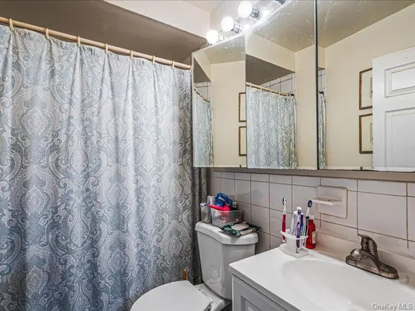76-30 Grand Central Pkwy, Forest Hills, NY 11375