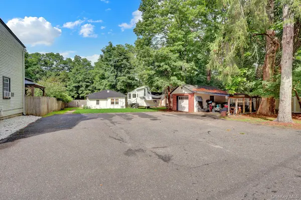 7 Mooney Pond RD, Coram, NY 11727