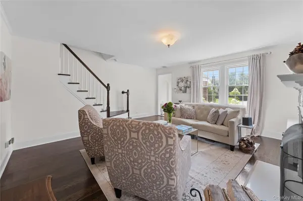 33 Ogden AVE, East Williston, NY 11596