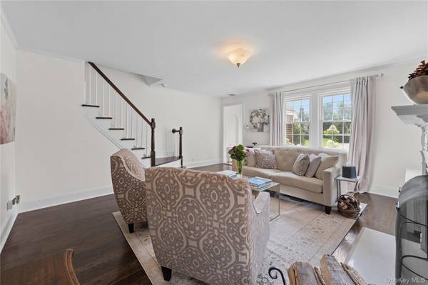33 Ogden AVE, East Williston, NY 11596
