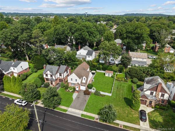 33 Ogden AVE, East Williston, NY 11596