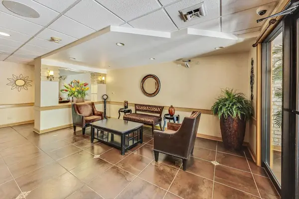 1S150 Spring RD #2H, Oakbrook Terrace, IL 60181