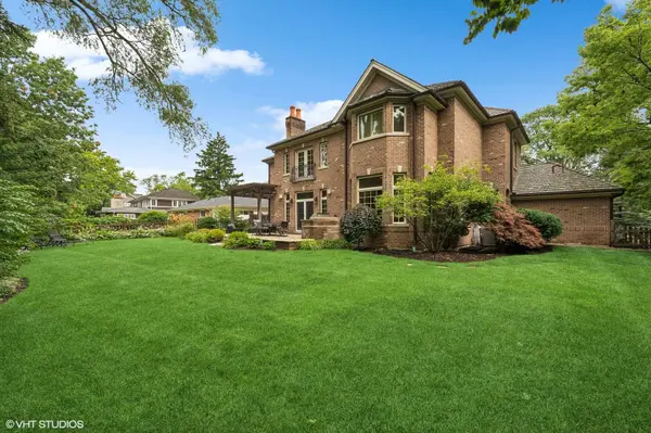 921 Huckleberry LN, Glenview, IL 60025