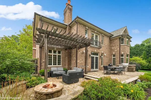 921 Huckleberry LN, Glenview, IL 60025