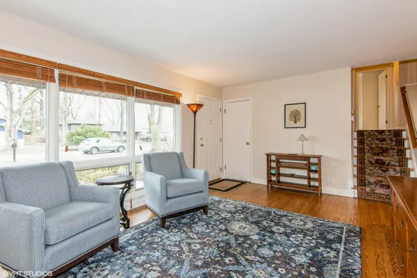 22W451 Birchwood DR, Glen Ellyn, IL 60137