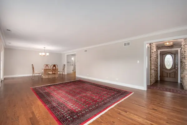22W689 Elmwood DR, Glen Ellyn, IL 60137