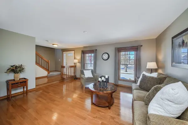 1N315 Tamarack DR, Winfield, IL 60190