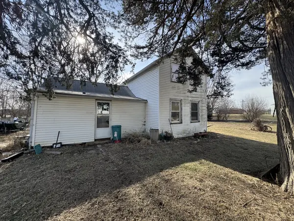 307 E Monroe ST, Altona, IL 61414
