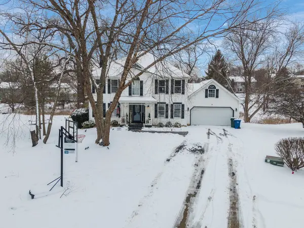 900 Susan CT, Algonquin, IL 60102