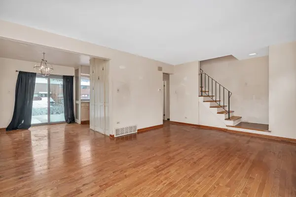 18W227 Buckingham LN, Villa Park, IL 60181