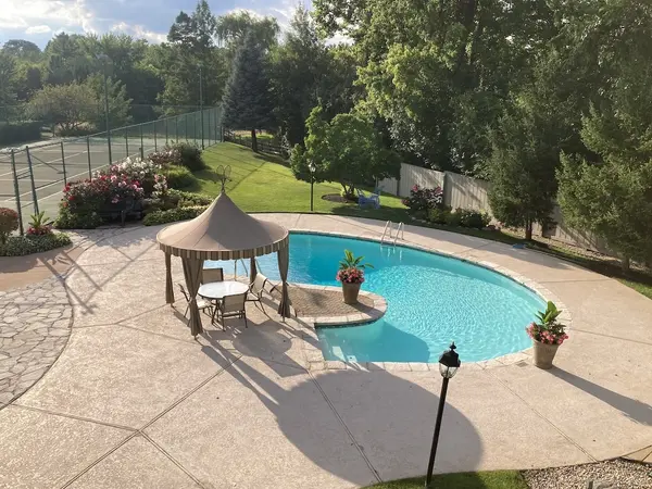 60 Baybrook LN, Oak Brook, IL 60523
