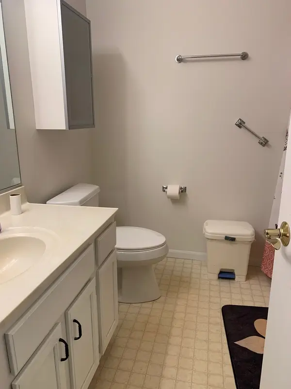 355 Woodridge CIR #B South Elgin, IL 60177