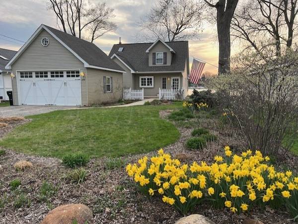 2709 N Villa LN, Mchenry, IL 60051