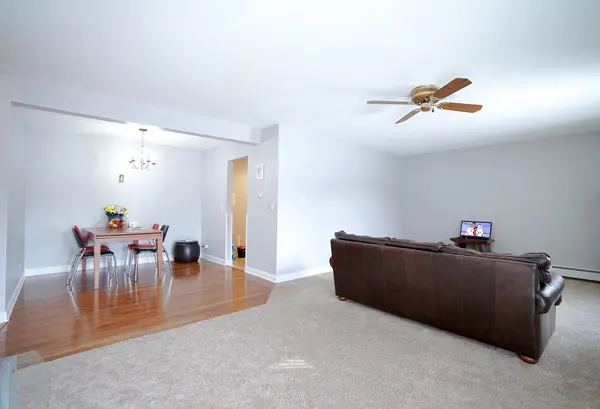 5725 Holmes AVE #2, Clarendon Hills, IL 60514