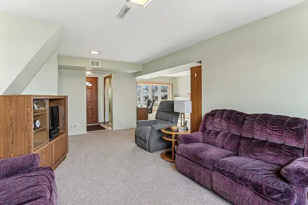 9002 Forest LN E, Hickory Hills, IL 60457