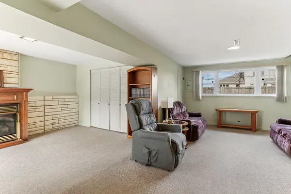 9002 Forest LN E, Hickory Hills, IL 60457