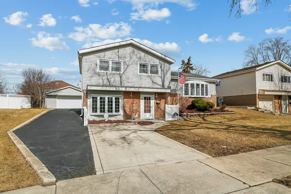 9002 Forest LN E,  Hickory Hills,  IL 60457