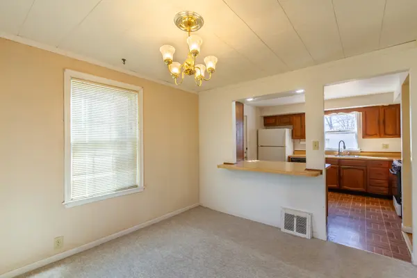 555 Kendall LN, Dekalb, IL 60115