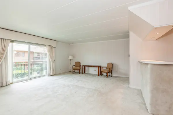 8082 Garfield AVE #6-1, Burr Ridge, IL 60527