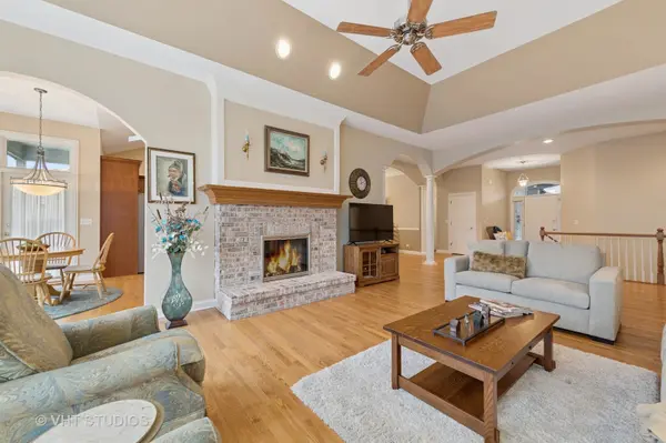 70 BRITTANY DR, Cary, IL 60013