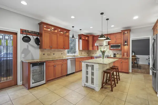 1323 Ada LN, Naperville, IL 60540