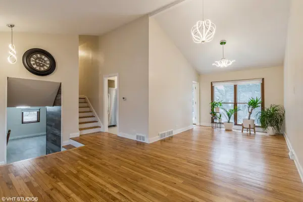 30 W Stonegate DR, Prospect Heights, IL 60070
