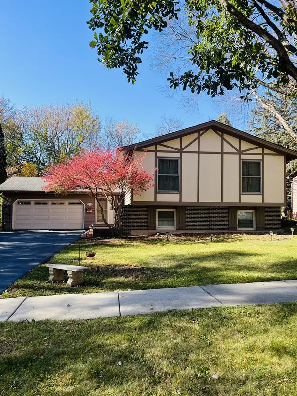 900 W Vista DR, Algonquin, IL 60102